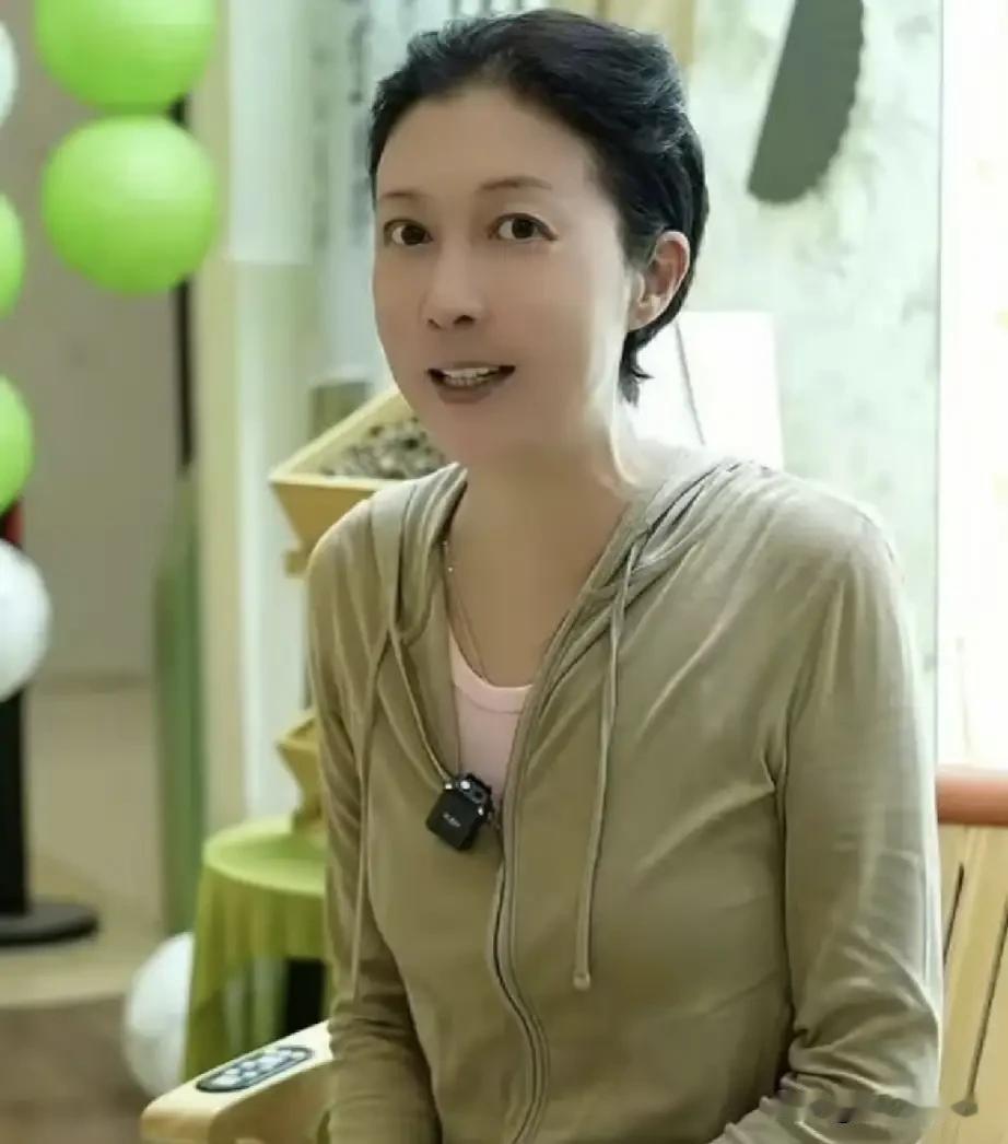 最近吴绮莉直播中公开成龙拒认女儿吴卓林的原因：因她不愿做亲子鉴定，她认为双方决定