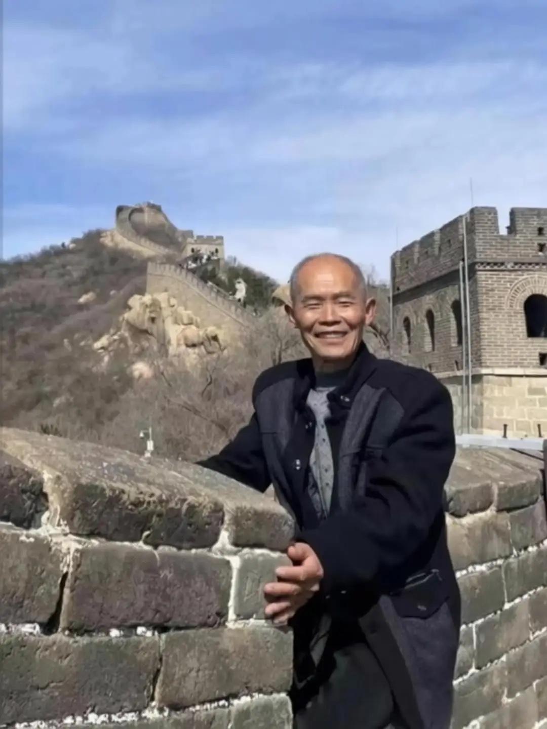 人间美好！浙江75岁大爷去长城旅游，由于自己用的是老年机无法拍照，为了不留遗憾鼓
