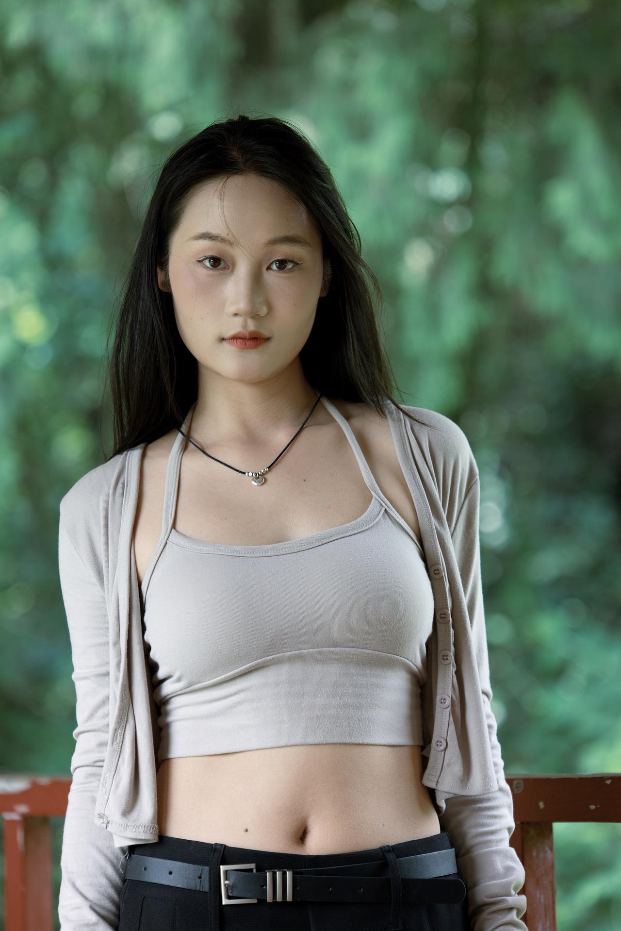 来拍照呀，一组清新的照片。美出高级感完美身材魅力女人户外拍写真