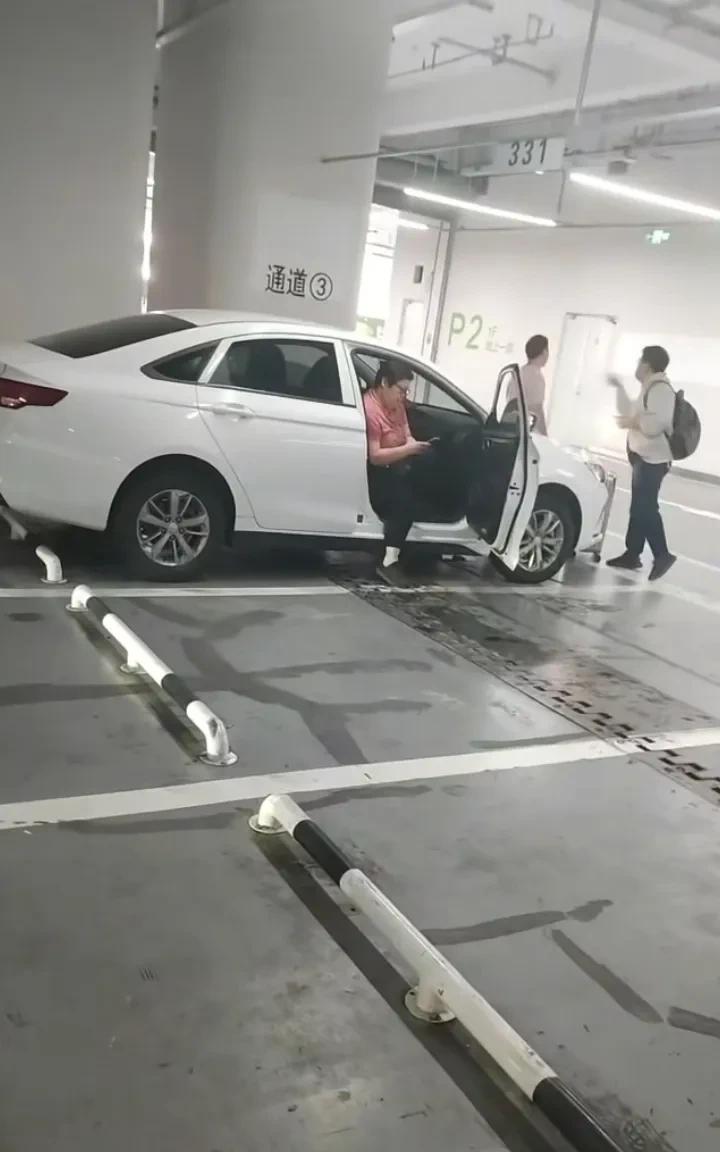 大妈太狂了！6月19日，杭州火车站西站，大妈打电话给网约车司机，让他去车站出口“