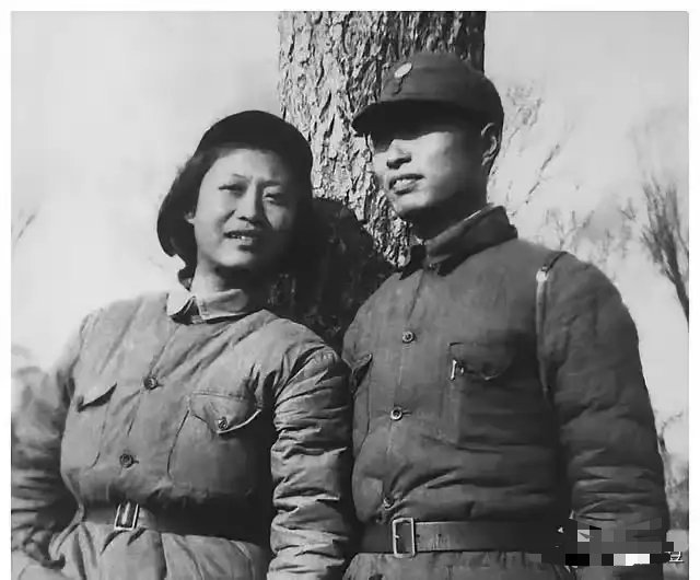 1942年，新婚不久的张爱萍与夫人李又兰的合影