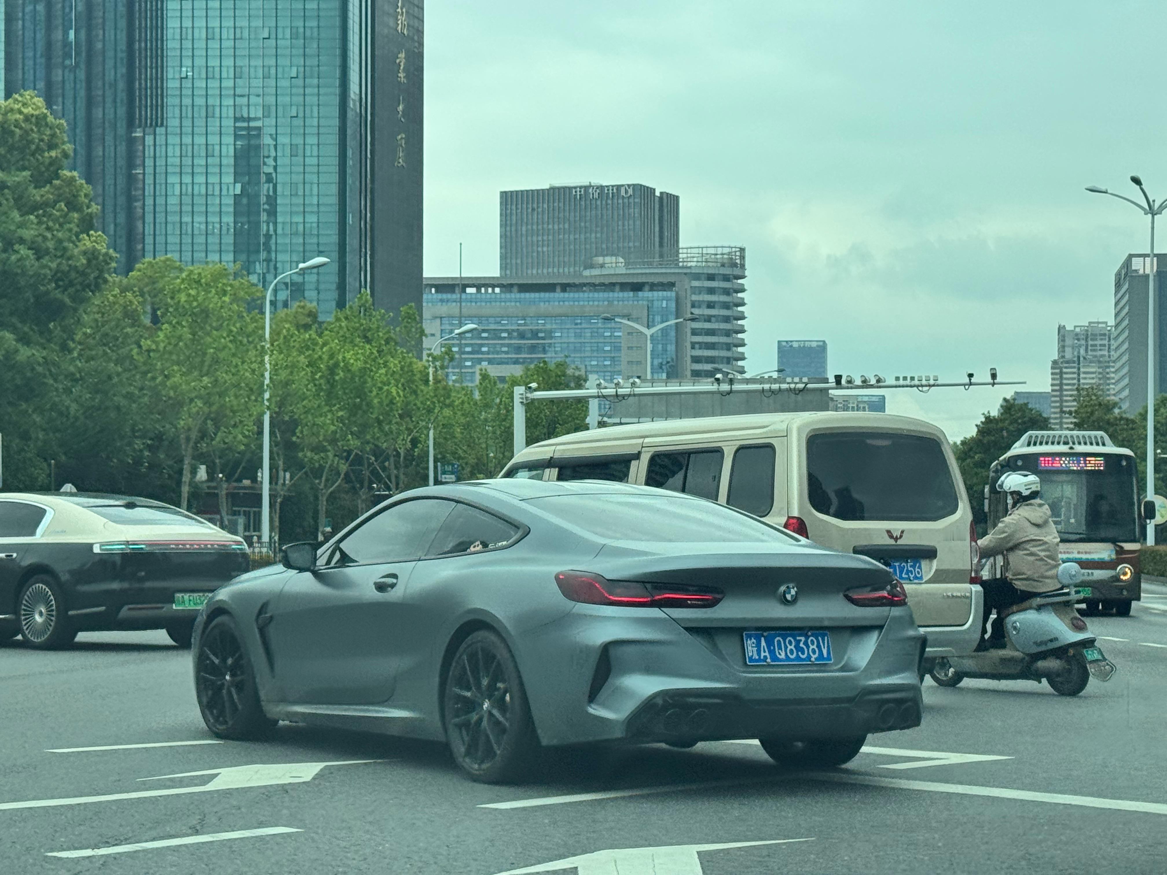 豪车超跑还是帅啊！宝马M8，虽然这车卖不动，但是不耽误其极致的性能和颜值啊