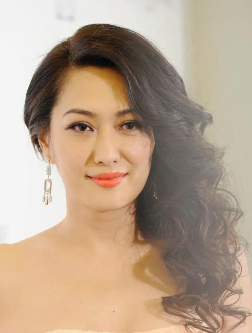 一次，窦文涛问孟广美：“你被前男友骗走5个亿，有没有追回来？”孟广美一脸淡定地说