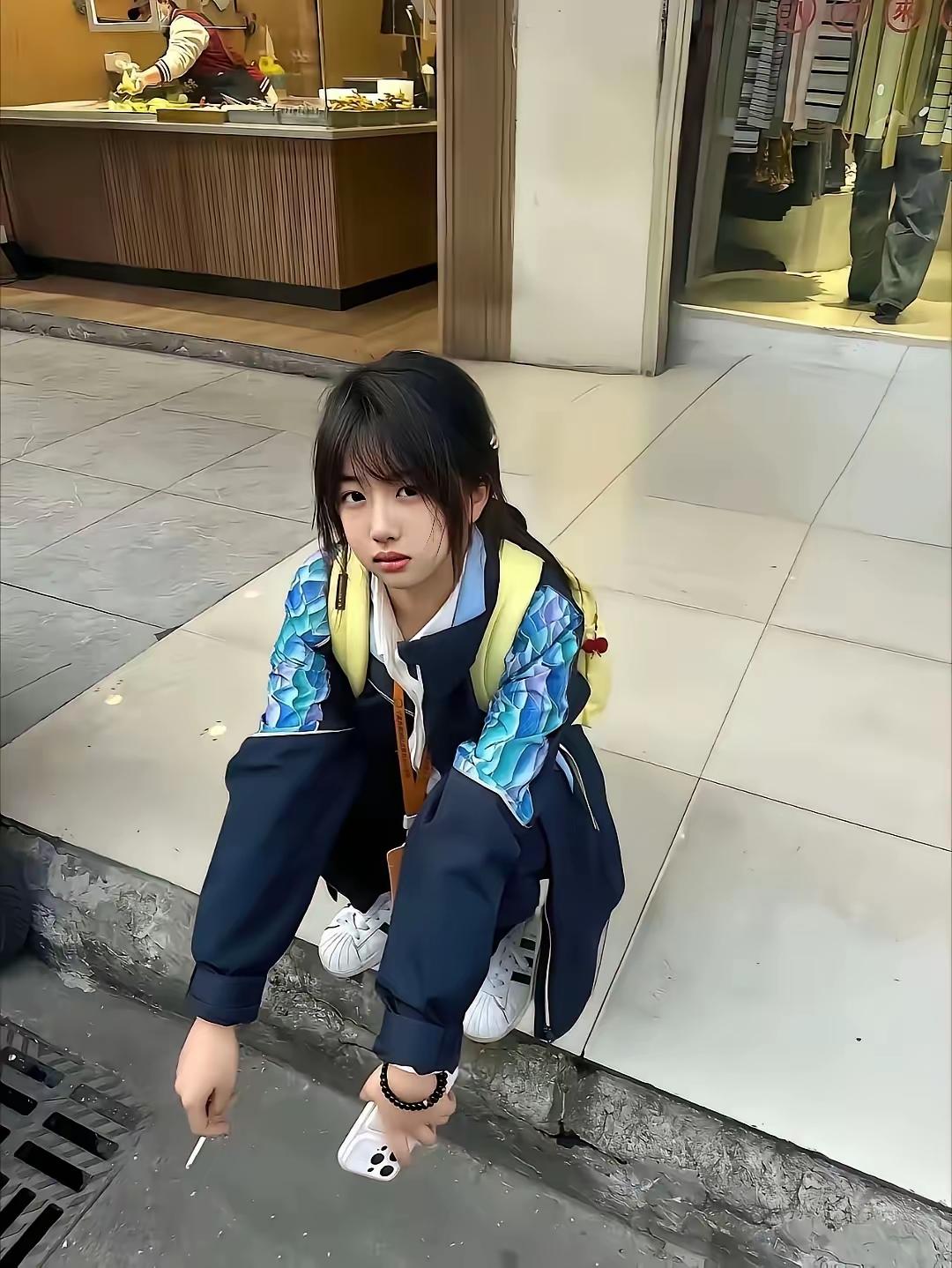 这张脸和这根烟，搭在一起比什么都离谱。中学生