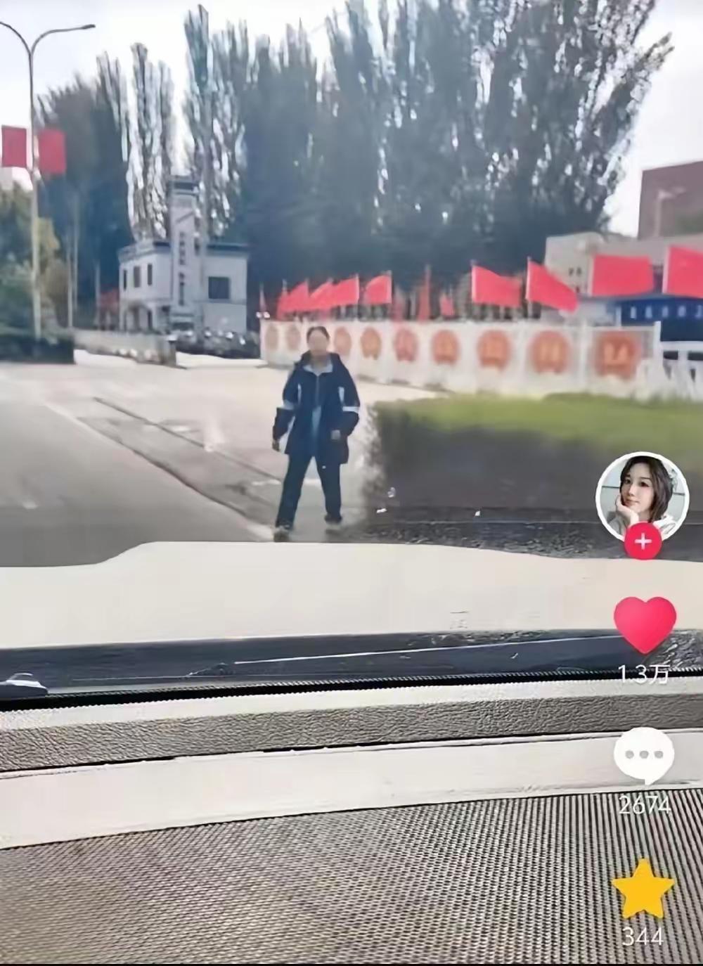 孩子累到极限，妈妈暖心接回家休息两小时，网友：这才是真懂孩子一名高一女生因为长