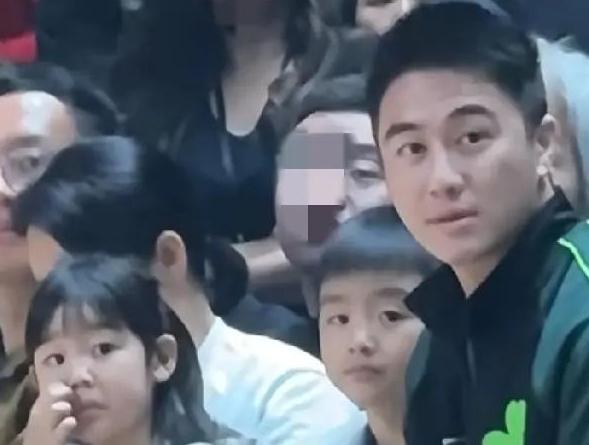 2026年3月22日，何猷君独自带着6岁的儿子何广燊和4岁的女儿Romee现身澳