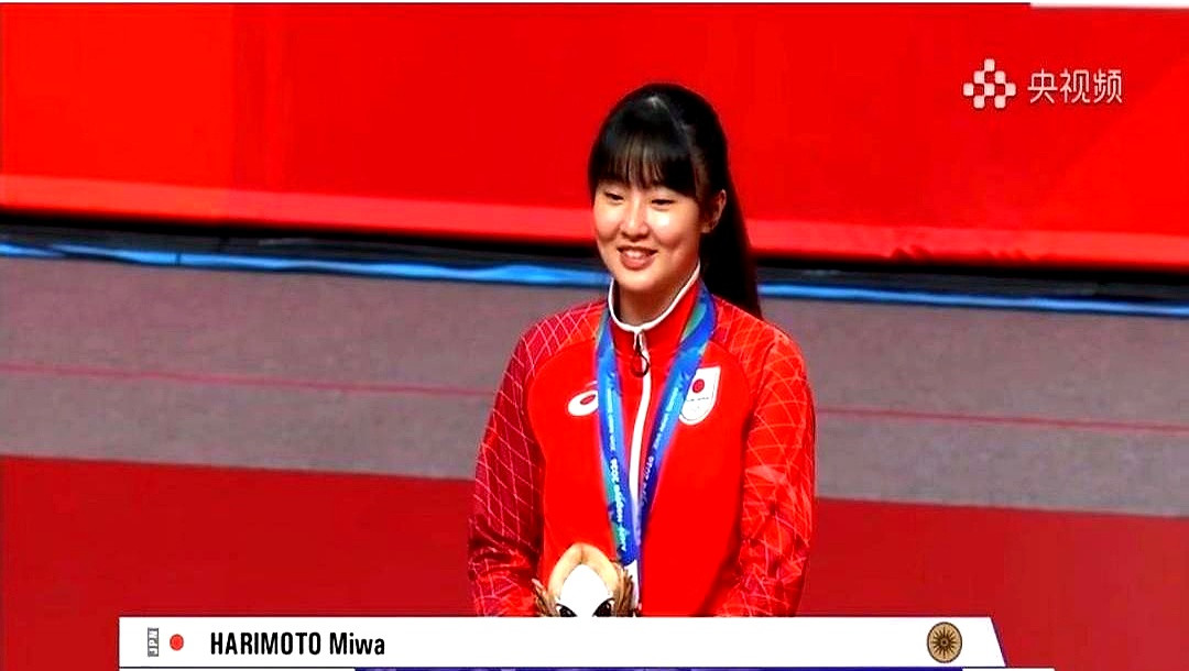 看习惯了伊藤美诚和早田希娜在赛场上的大额头造型，等她们留起齐刘海才发现真跟换了个人似的怪不得这帮日本