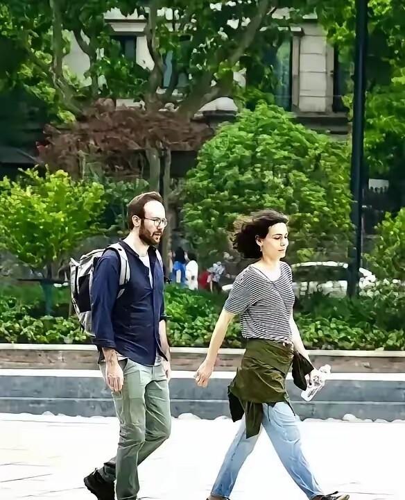 成都宽窄巷子逃单的两个老外，一看就是老手。进店正常点菜，筷子动得比谁都勤，盘