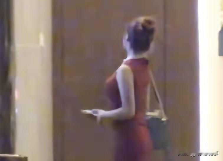 包贝尔凌晨拉窗帘进红发女子房，7小时没出声。不是因为两人吃火锅聊得投缘，也不