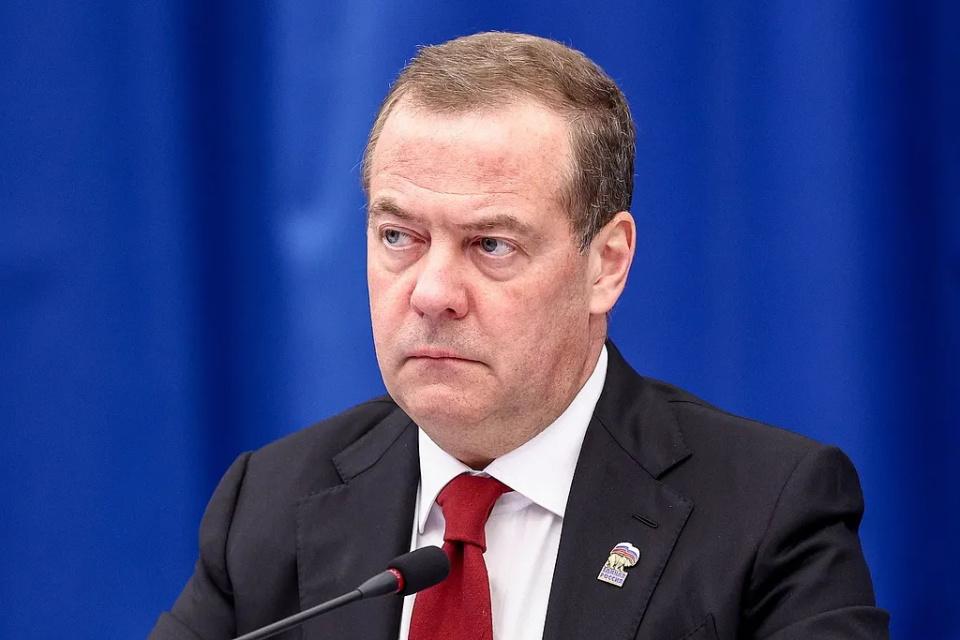 特朗普一声令下，总统就没了？梅德韦杰夫表态：只有核武库才能保证安全。 202