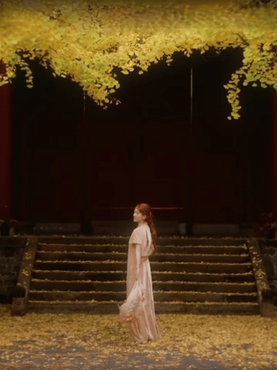 现在赵露思进不了组的原因。。。这角度好奇怪啊