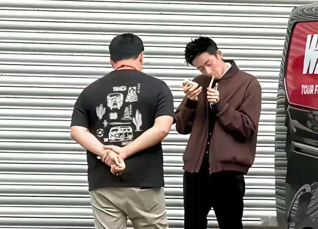 别再喷吴宜泽烟民了，遗传因素，斯诺克训练枯燥，抽烟是解压方式22岁的斯诺克冠军吴