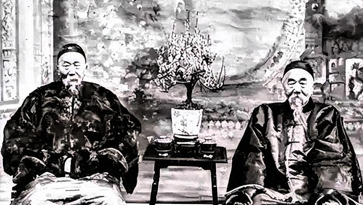 1881年的北京城，慈禧看着奏报上“新疆全境收复”的字样，突然转头问李莲英，该赏