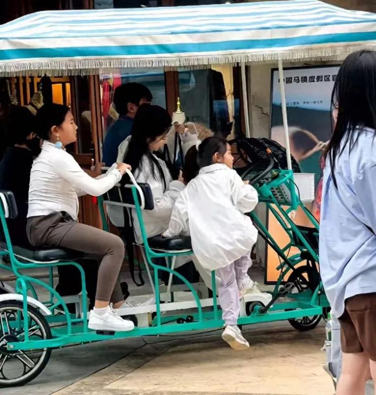 好奇妙！何洁的大女儿长得也很像继父刁磊何洁和李霄云一起到河北马镇录宣传片，带着