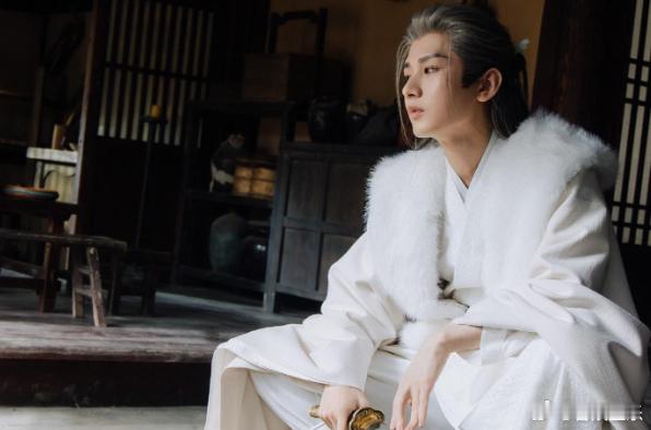 现在的影视圈，真的让人有点一言难尽。看似从业艺人规模庞大，明星多，资本充裕，作品