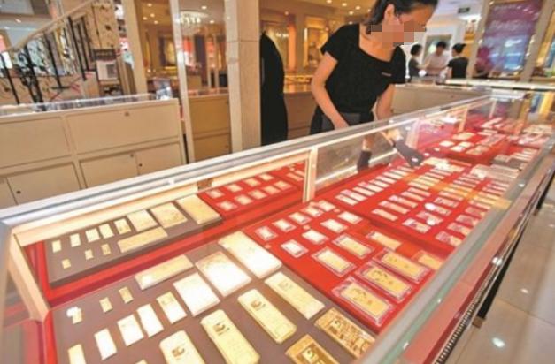 大家发现了吗？最近有3个反常现象，表面看起来非常矛盾。 第一、黄金悄悄跌了。