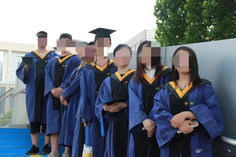 儿子博士第二年，这几次跟儿子聊天，发现孩子压力很大，一年多以来完成论文三篇，可只