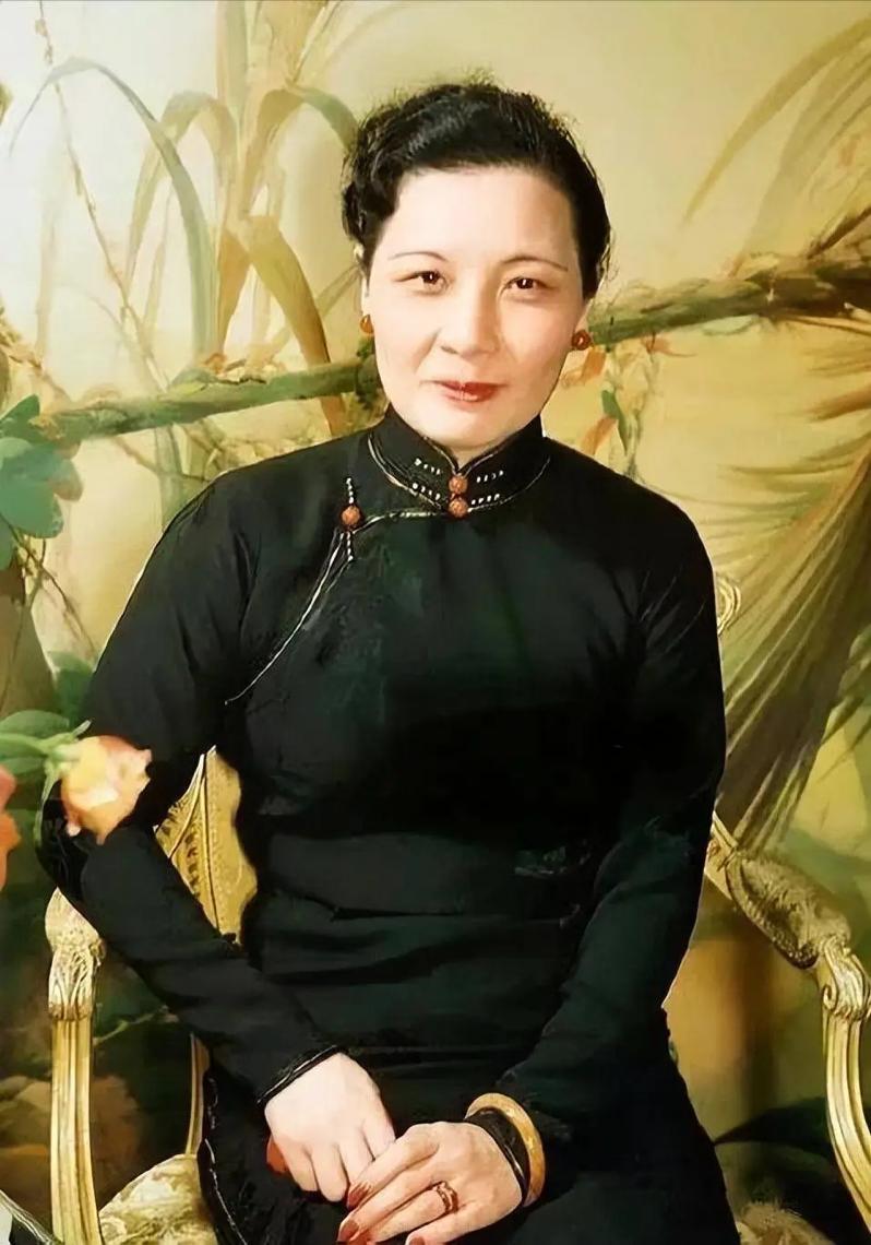 在艰苦的抗战岁月，宋美龄过着怎样没羞没臊的生活？在全民抗战时期，几乎全国人都在勒
