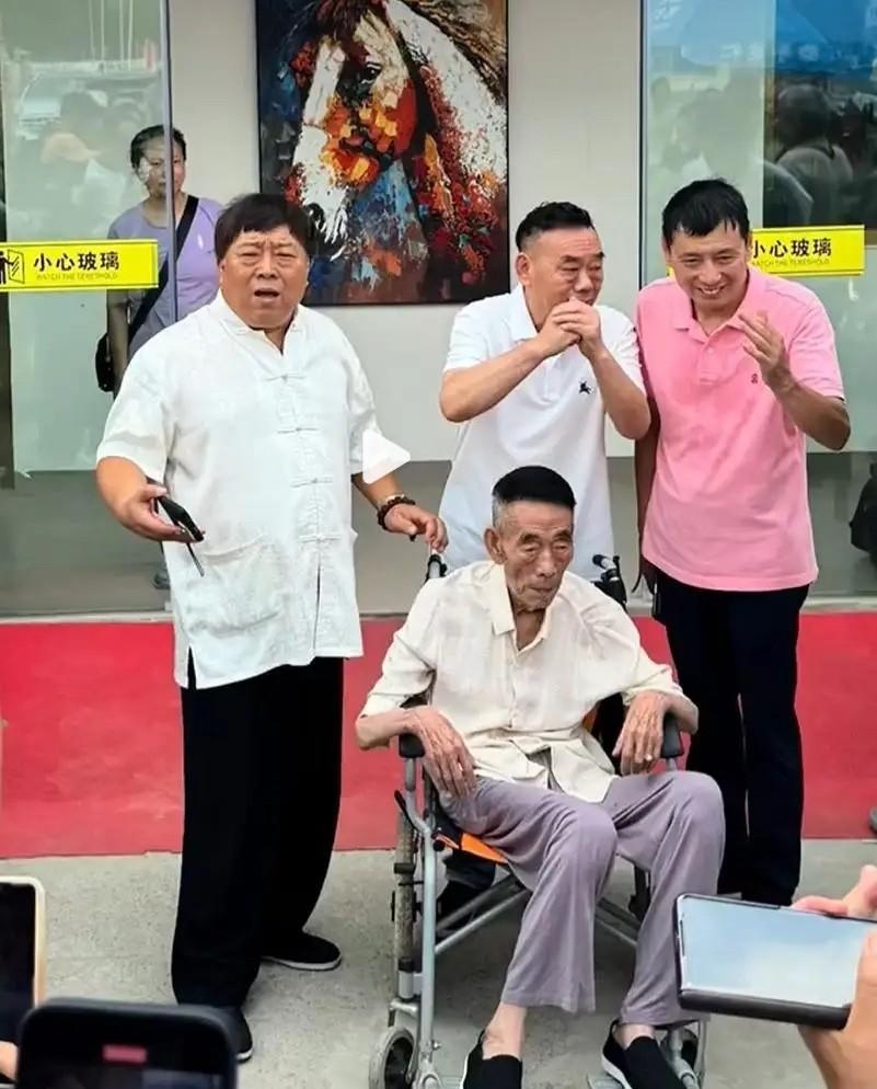 为什么杨老爷子94了依然顶着高温，陪伴儿子参加商业活动，原因在于94岁的老爷子有