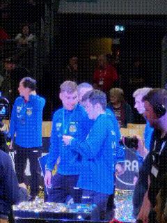 哈哈，小弗队长太有趣了！德国杯夺冠后，小弗抓起一把彩片就往东东头上撒，像逗小孩