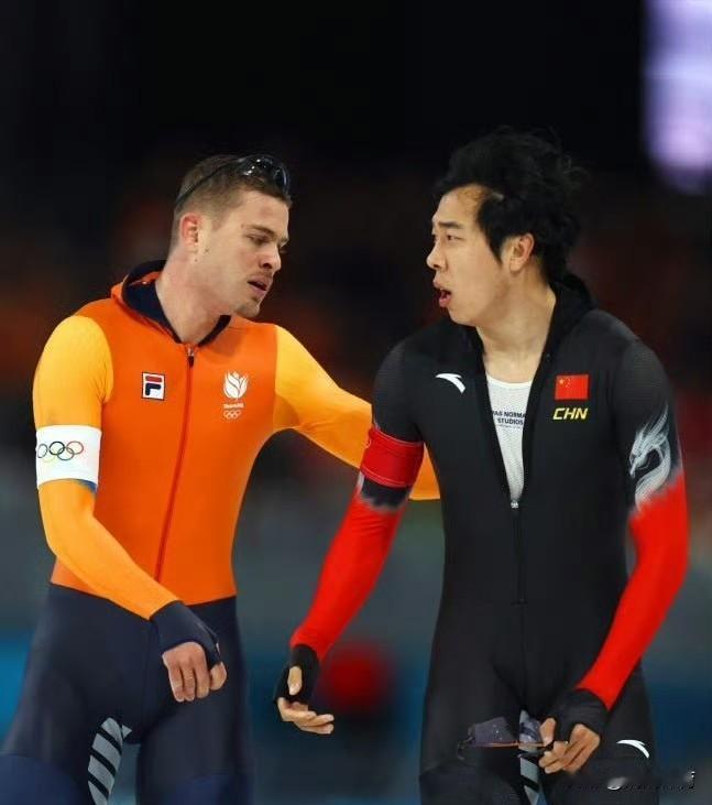 输不起的样子，真难看日媒报道，速滑比赛中荷兰选手贝尔马尔斯与中国选手廉子文