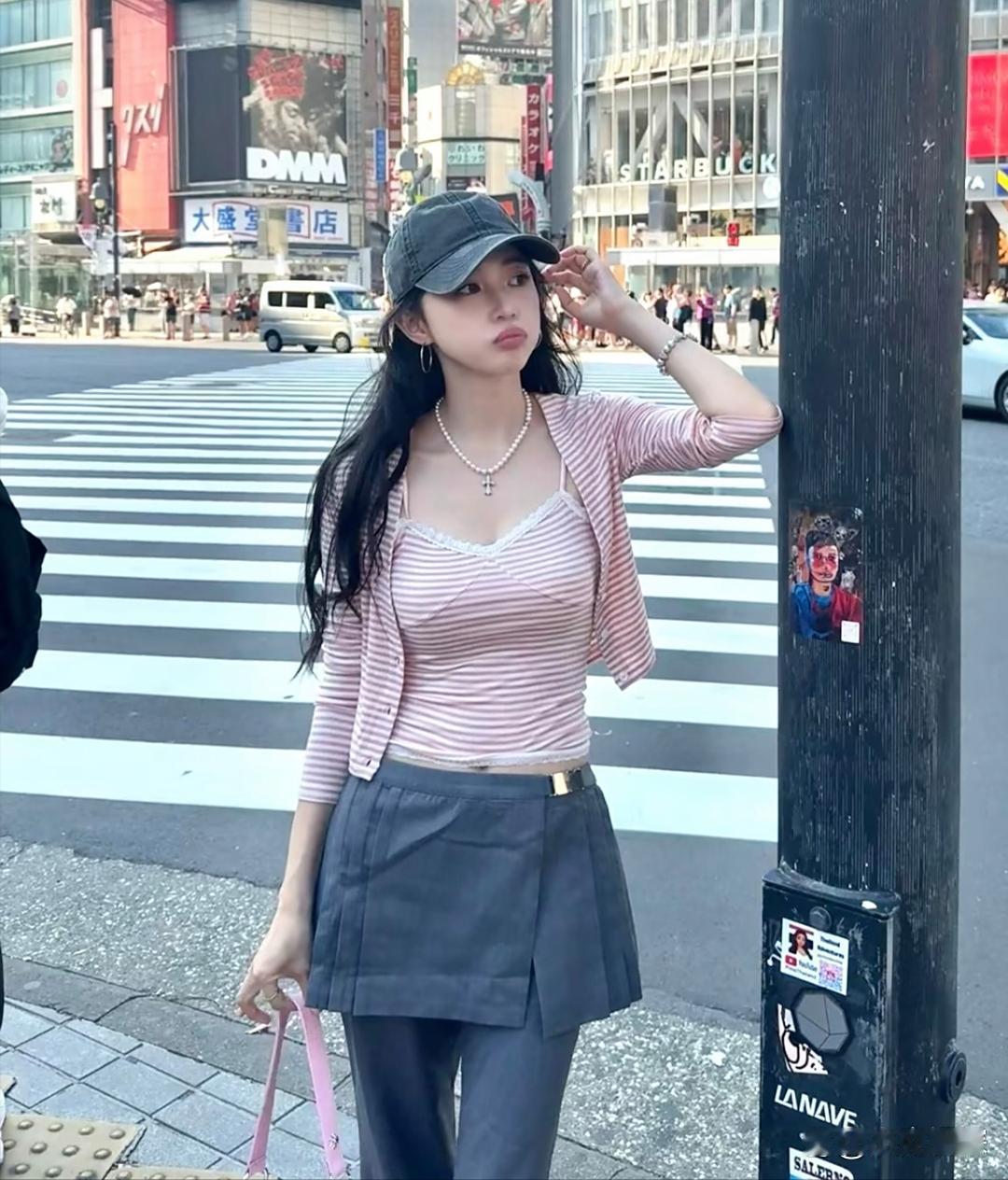 潘玮柏老婆宣云现身日本街头，她穿着粉色上衣，看起来好年轻，身材太好了，皮肤白到发