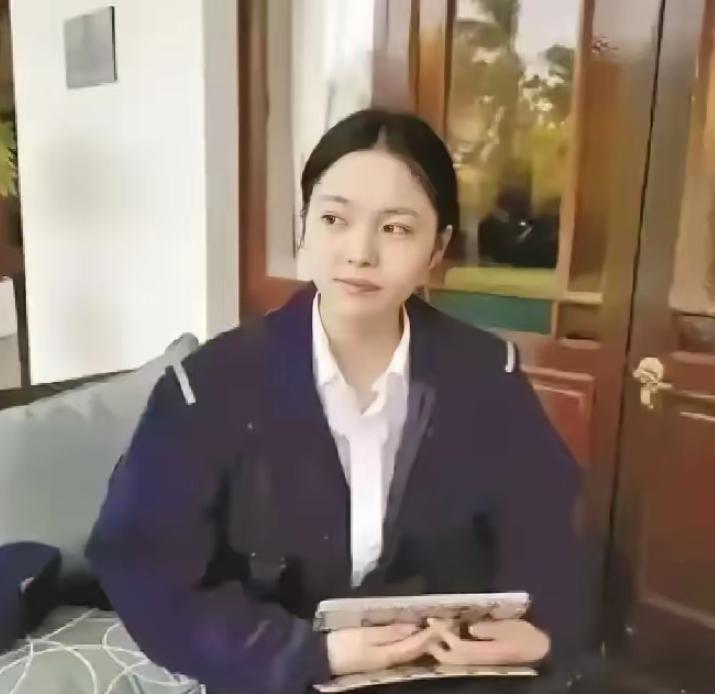 2020年，可可西里无人区。搜救队员找到一具女尸，赤身裸体，已被高原野兽啃噬得支