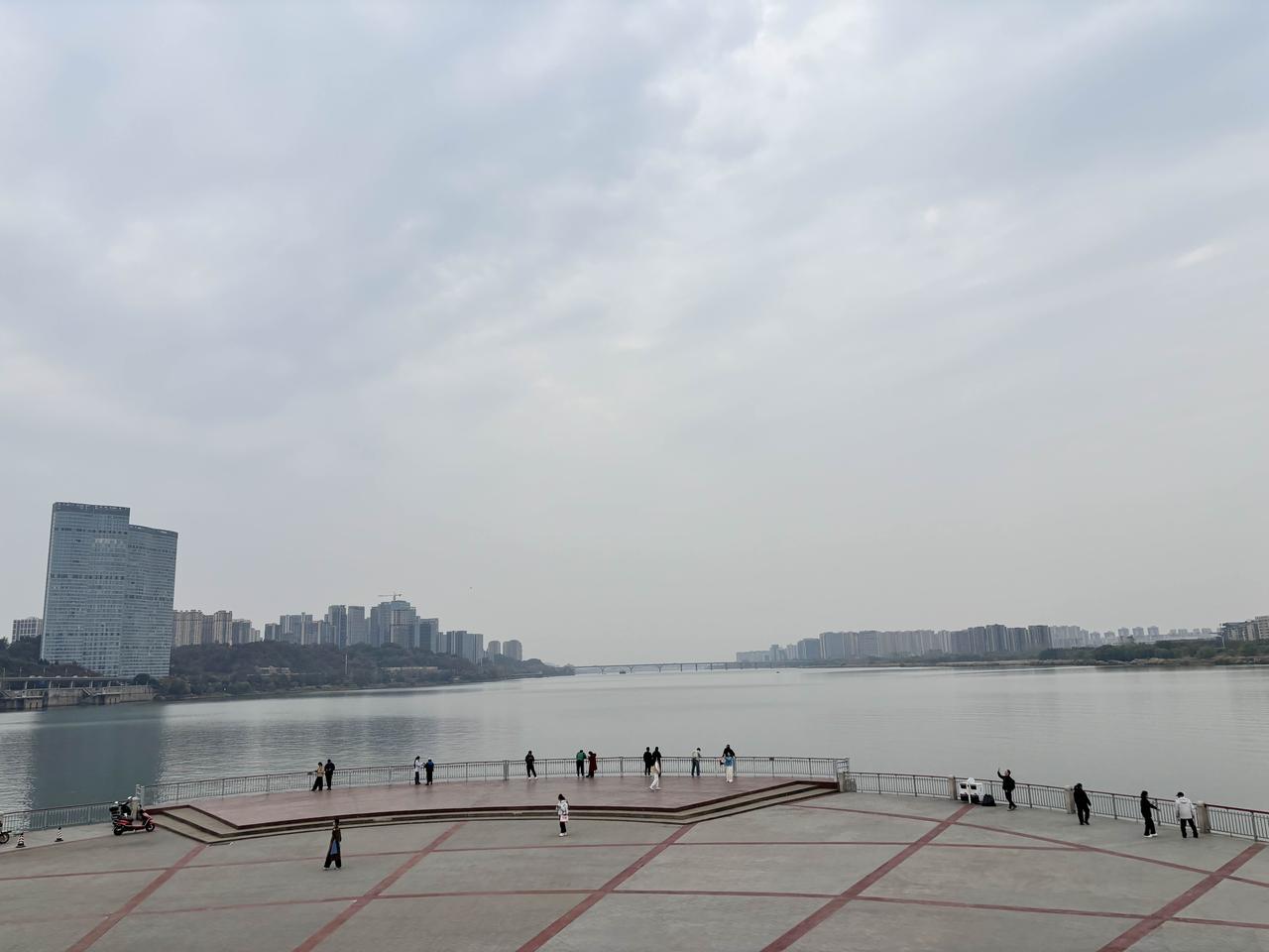 六七十岁的人，经常会对各种理.疗仪、保.健品等感兴趣，我家也花了一些钱。我以前不