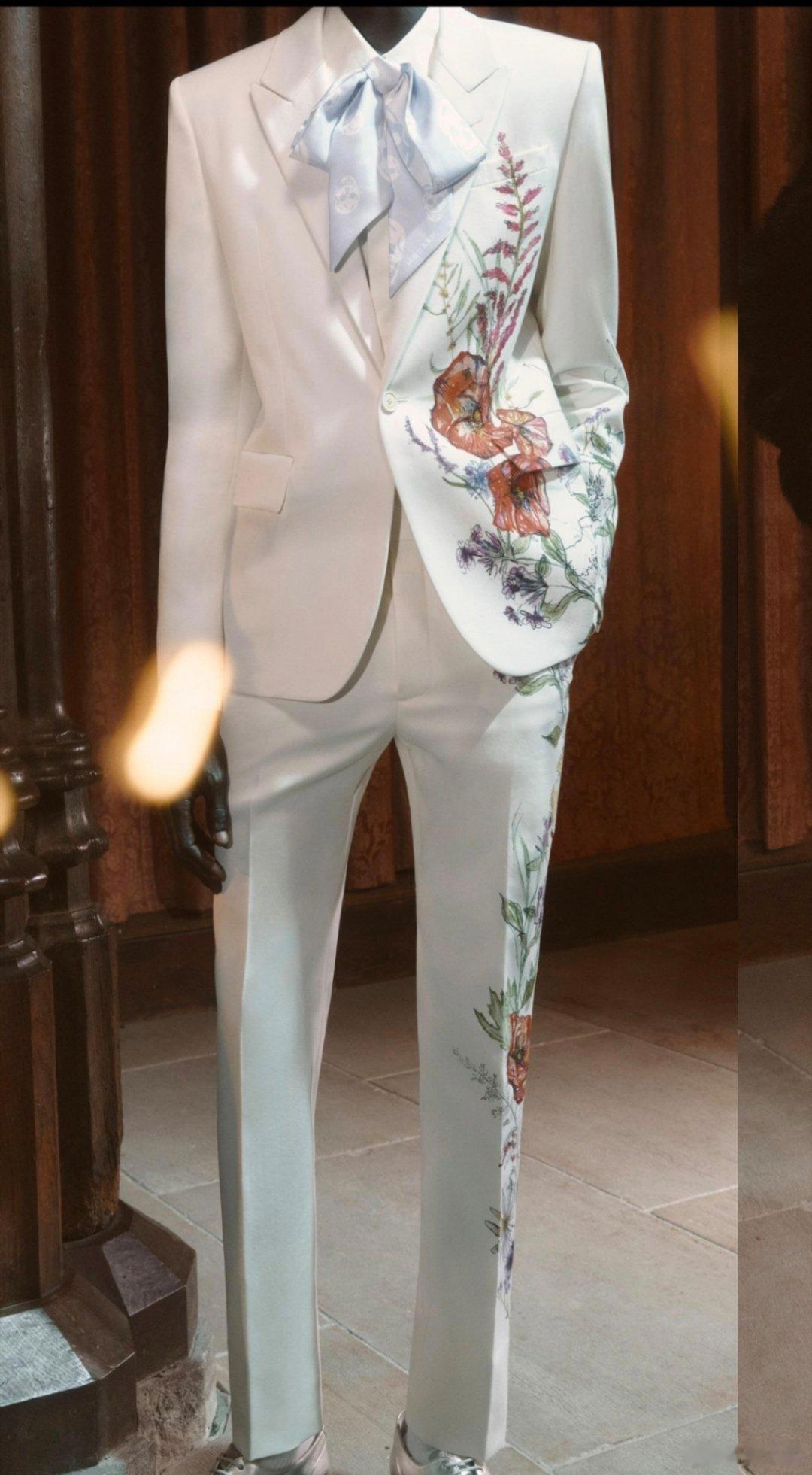 wok肖战今天录制的北京卫视春晚穿这一身麦昆2026早春系列刺绣西装唱歌这是模特