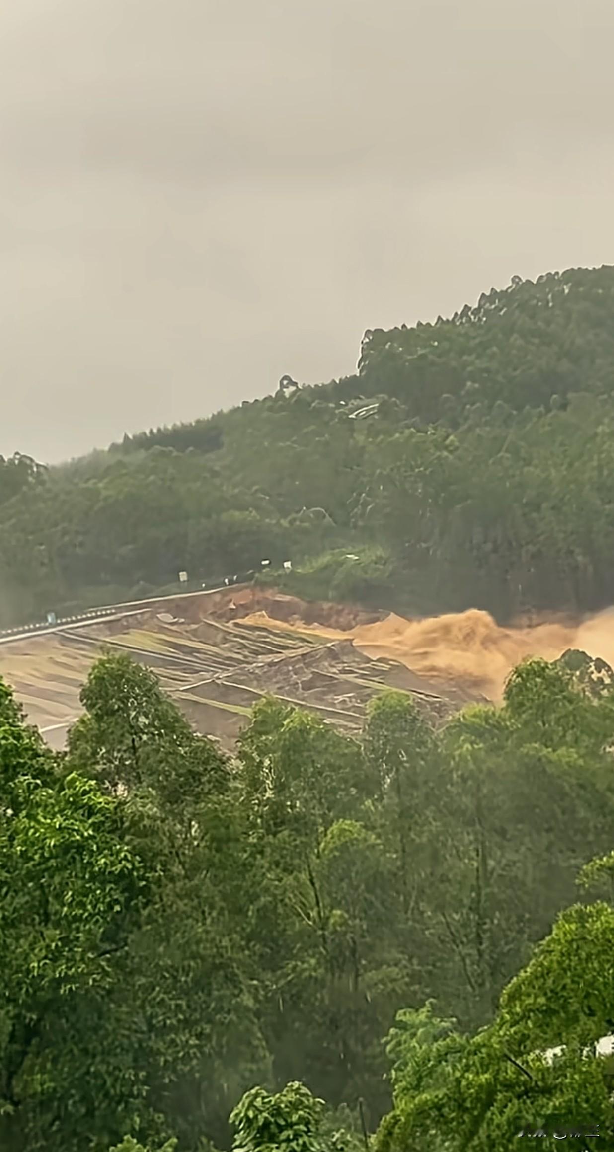 广西南宁横县这个六蓝水库，因为连续的下雨，导致水库水位暴涨，排洪排不出去，水漫