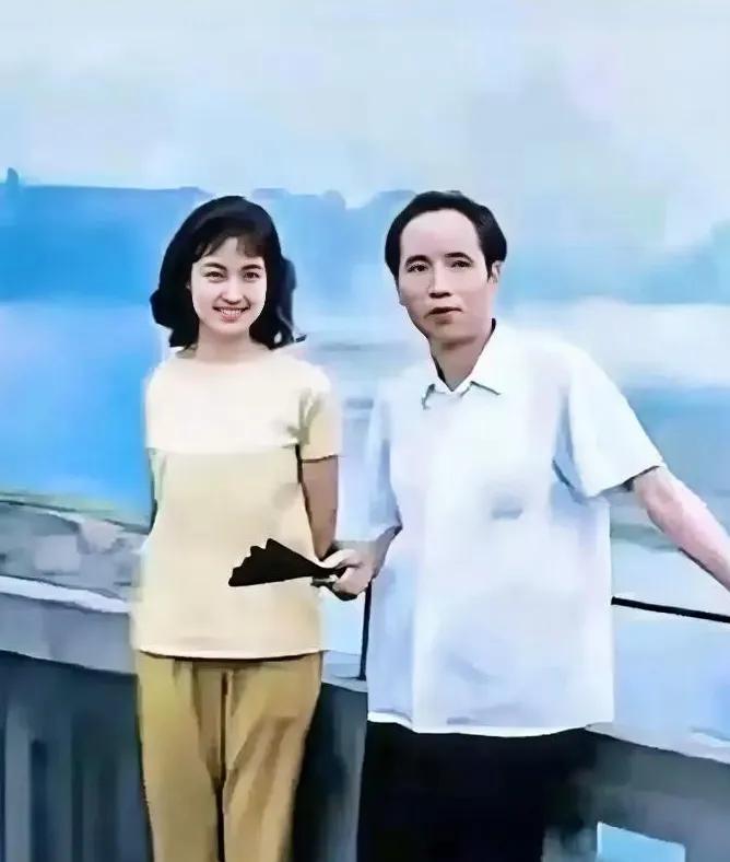 二十多岁的刘晓庆有多迷人。模样俊俏，端庄秀美，乌发随意披散，气质碾压四方，一身普