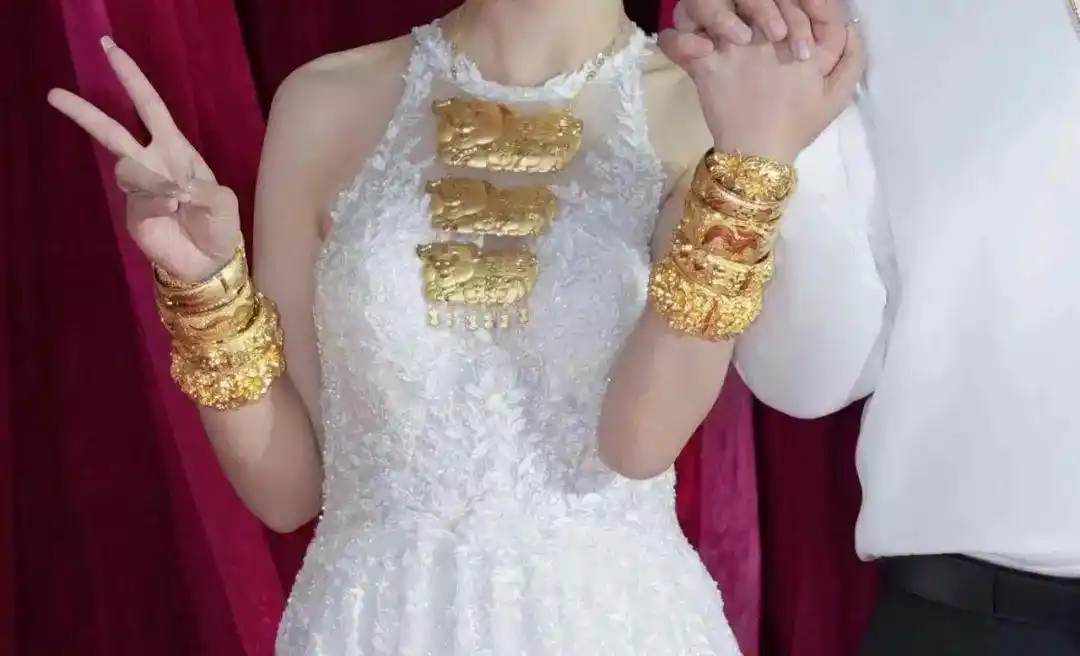 “结婚啦！”广东广州，一对情侣喜结连理，但因金价高涨，妻子心疼丈夫花大钱买“三金