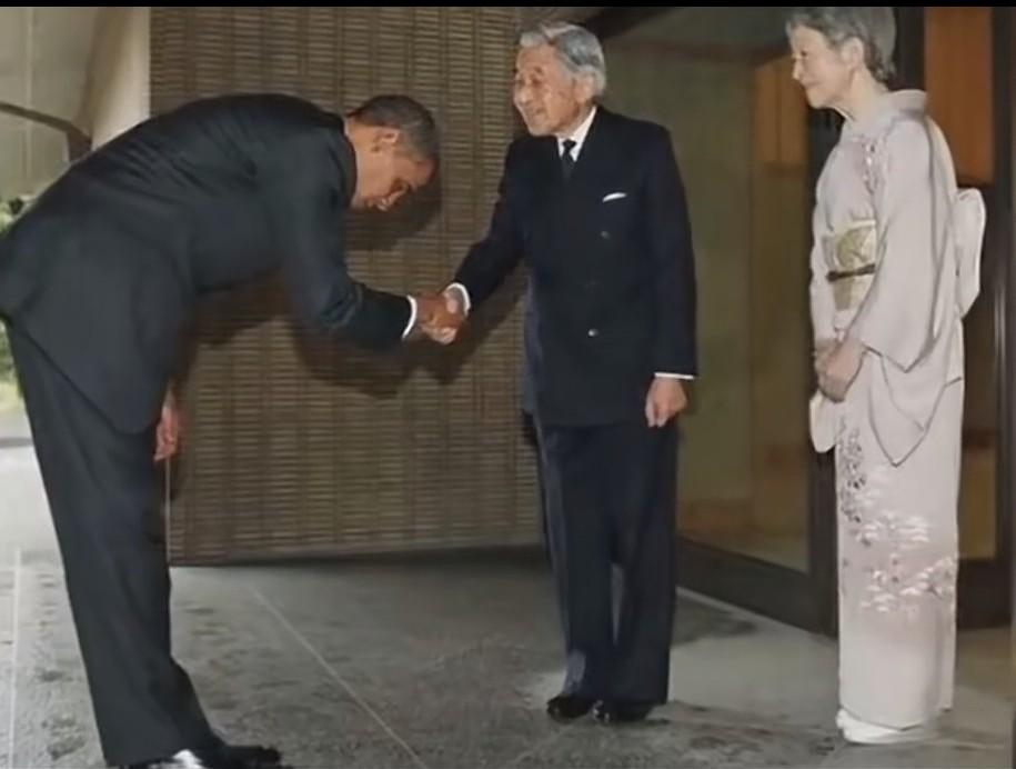 奥巴马称特朗普似小丑，特朗普则指奥巴马最为无能，瞧瞧他们会见日本天皇时的模样，优