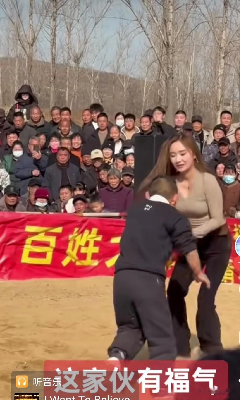 有些美女和大郎摔跤，看架势和各方条件本来可以赢的，但只要大郎拿出抱大腿绝招，对手