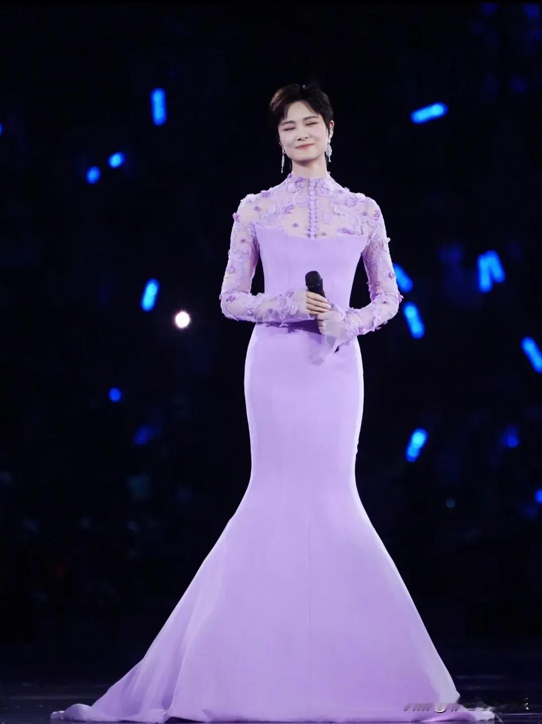 李宇春穿着粉色鱼尾裙显得优雅大气，她终于改变风格了，从中性帅气大女人变成温柔如水