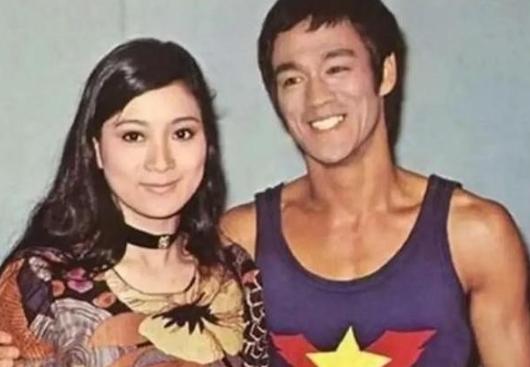 1973年，李小龙死在了丁佩的床上！一时间她被推上了风口浪尖，可没过多久，她转身