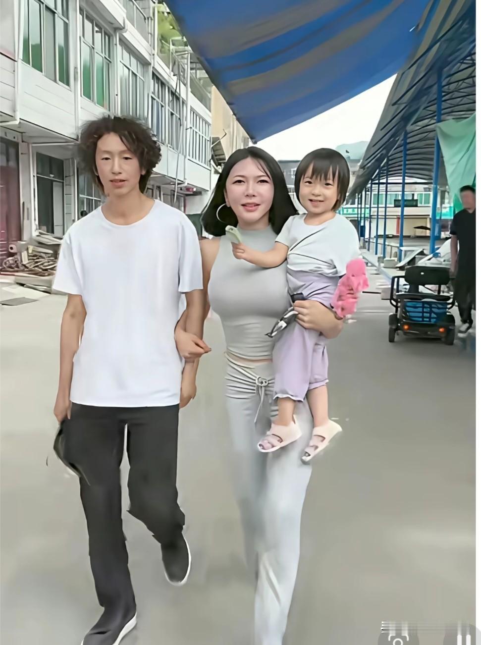 国际巨星庞麦郎的审美越来越在线了！以前跟龚玥菲搭档，现在身边换了个黄衣女子，俩人