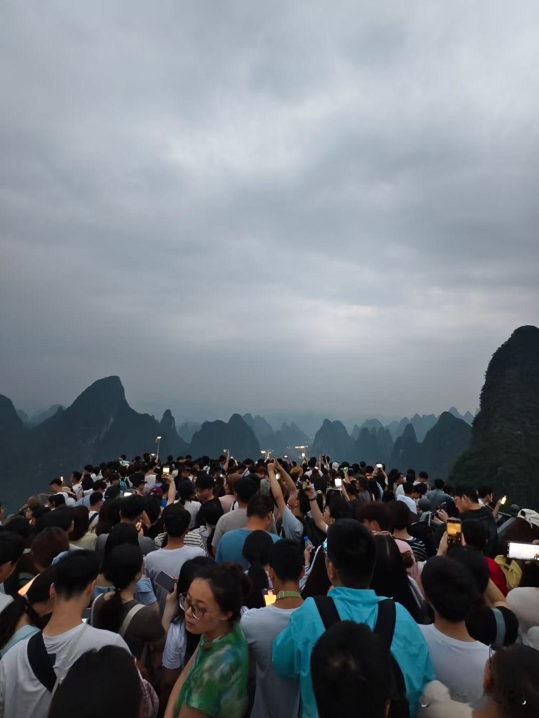 我五月二号在桂林相公山看日出，看到的却是人潮汹涌。凌晨三点半就起来爬山，我以为我