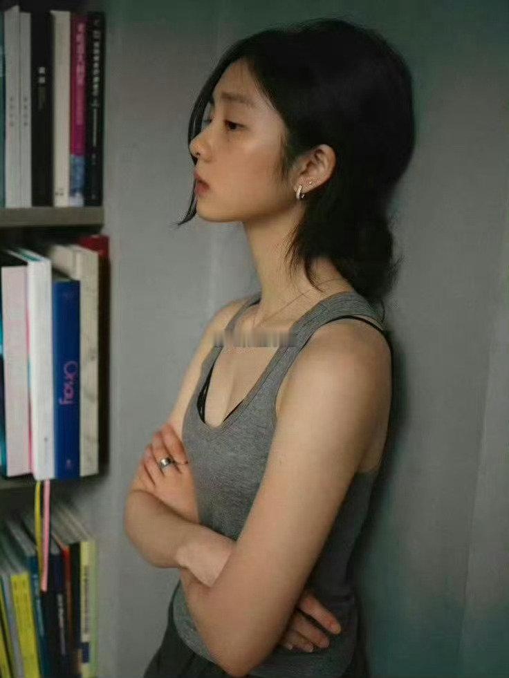 #黄多多自然的黄皮肤#看多多多的生图，就很喜欢这种真实的黄皮肤。没有硬磨成冷白，肤色是暖暖的，看着特