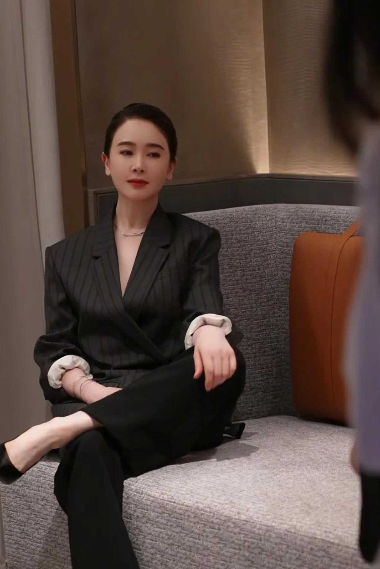 左小青年纪也不小了，但是却是越来越美了，这穿上西装以后，直接帅炸了。她真的是逆生