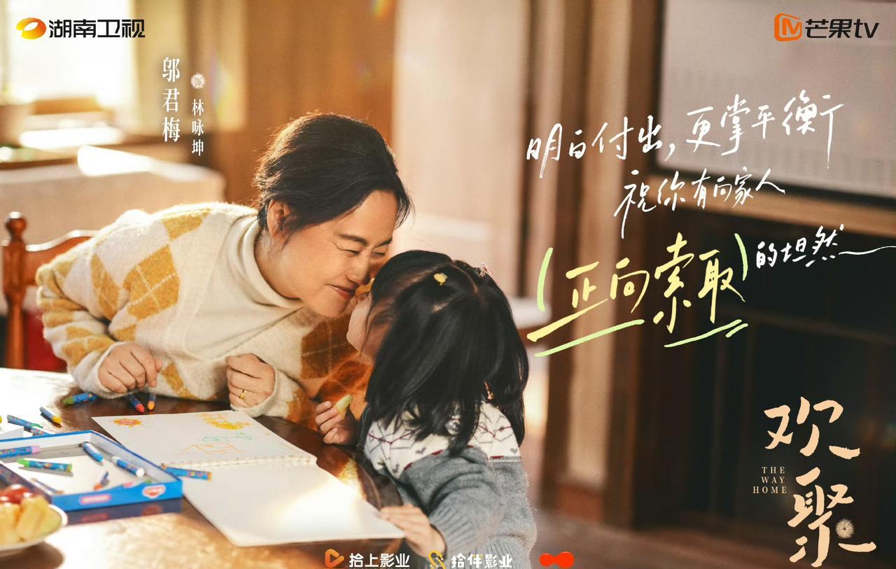 父亲一个电话，三兄妹从北上广深连夜往回赶。推开老屋门，却看见个陌生男人在给老爷