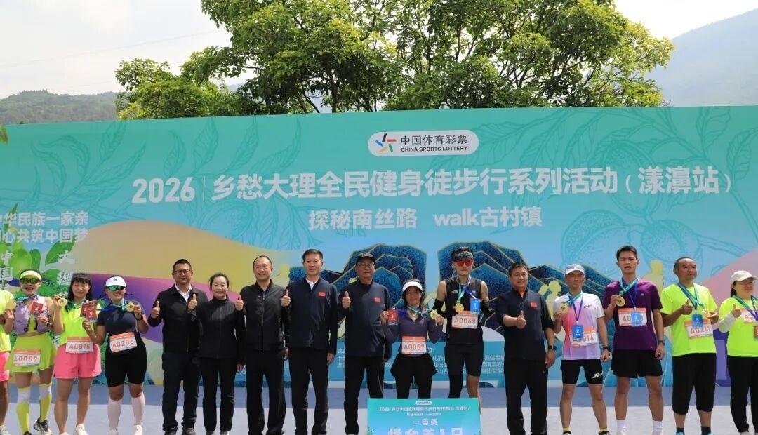 一场1000人的徒步，冠军奖品不是奖杯，是一只烤全羊。13公里赛道穿过万亩核