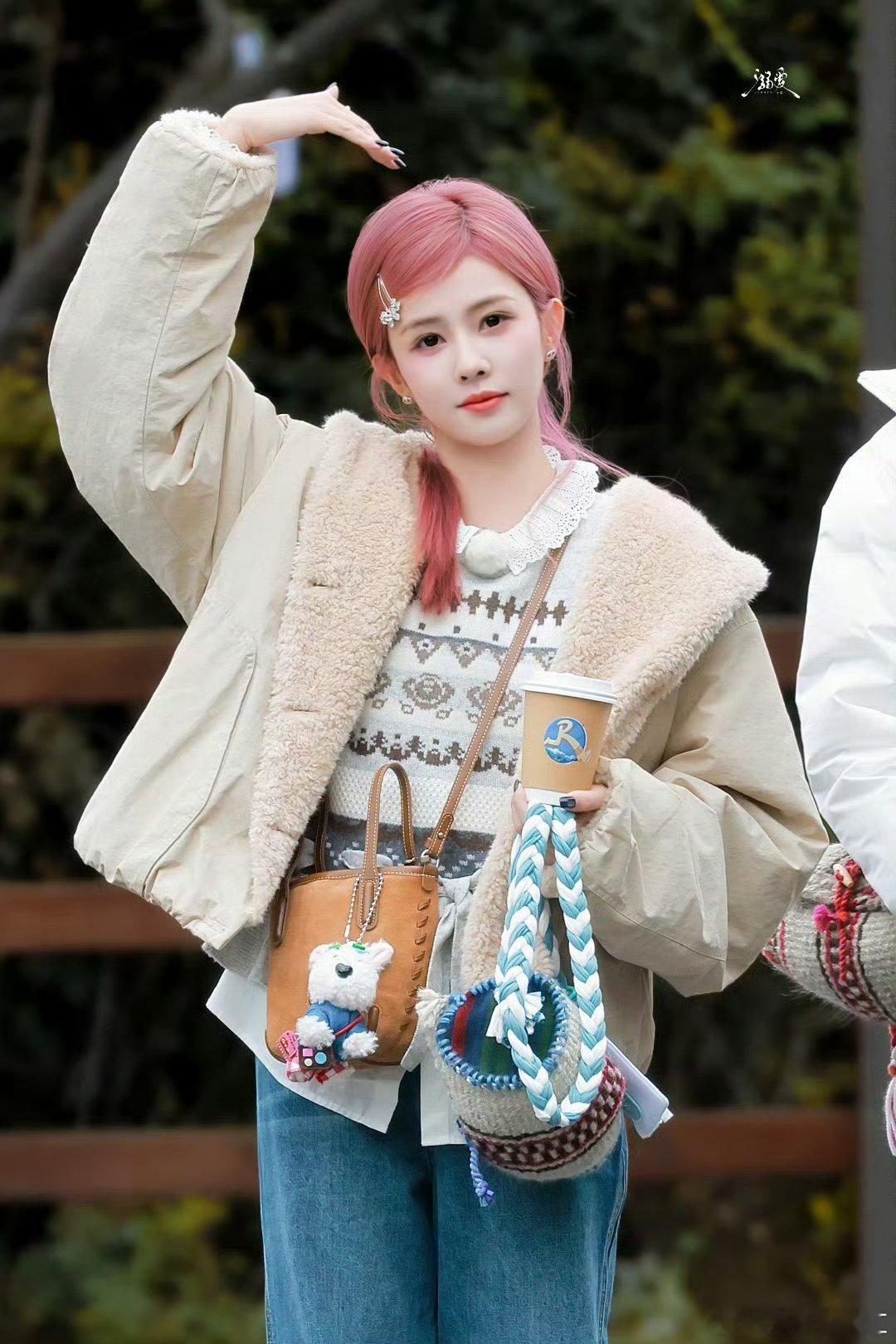 王楚然对白鹿生理性喜欢哇塞，王楚然和白鹿在跑男里也太甜了吧，整理衣服、隔空唠嗑，