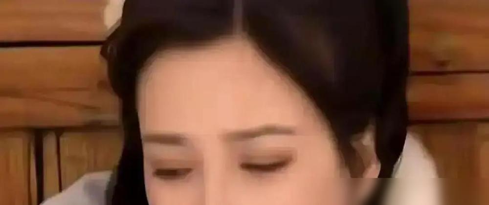 何晴用0.3秒，扇了内娱演技十个耳光。94版《射雕》，包惜弱指尖一颤，松开丈夫衣