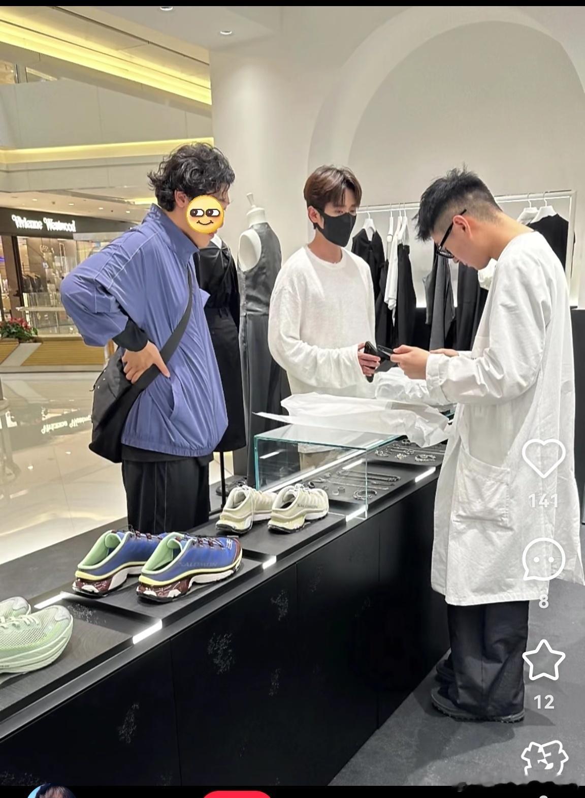 无锡偶遇丞磊买衣服无锡偶遇丞磊逛街网友在无锡偶遇丞磊逛街买衣服，衣品很好，帅哥