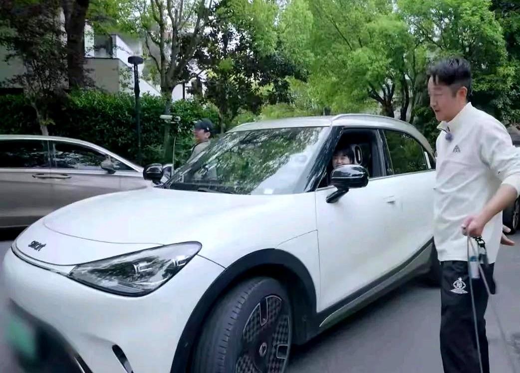 冉莹颖如今开的车，可以说比很多普通人都不如呢。曾经身家破亿的邹市明带上媳妇，把