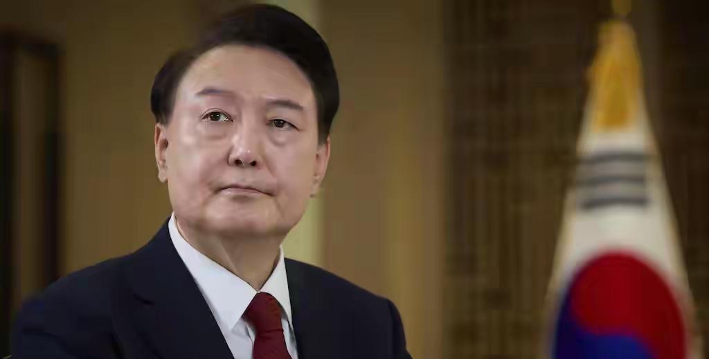 ​韩国总统尹锡悦面对法律的多次审判之后，他已经显得不耐烦了，失去了曾经总统的体态