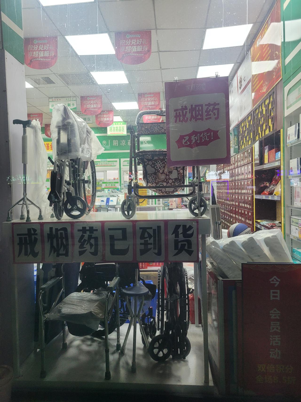 从崩老头到崩阿姨，现在是崩老登。男人，真难