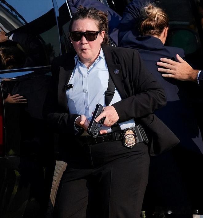 特朗普遇袭，这位金发女保镖的挡身动作让全球点赞大家好，我是大叔问Dao。最