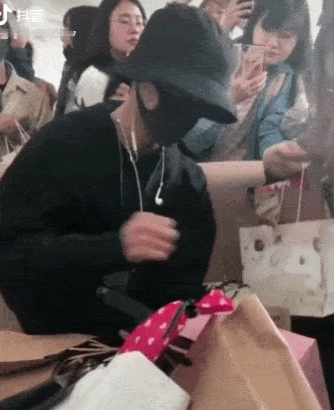 因为肖战大拇指受伤了在机场的时候为了不让粉丝看到把手藏进了袖子里当年还被拍